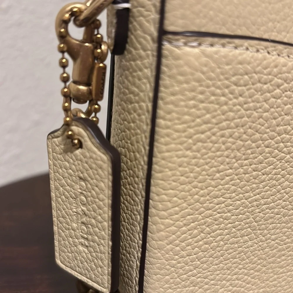 Coach Tan Leather Crossbody Bag with Gold Chain - Picture 4 of 8